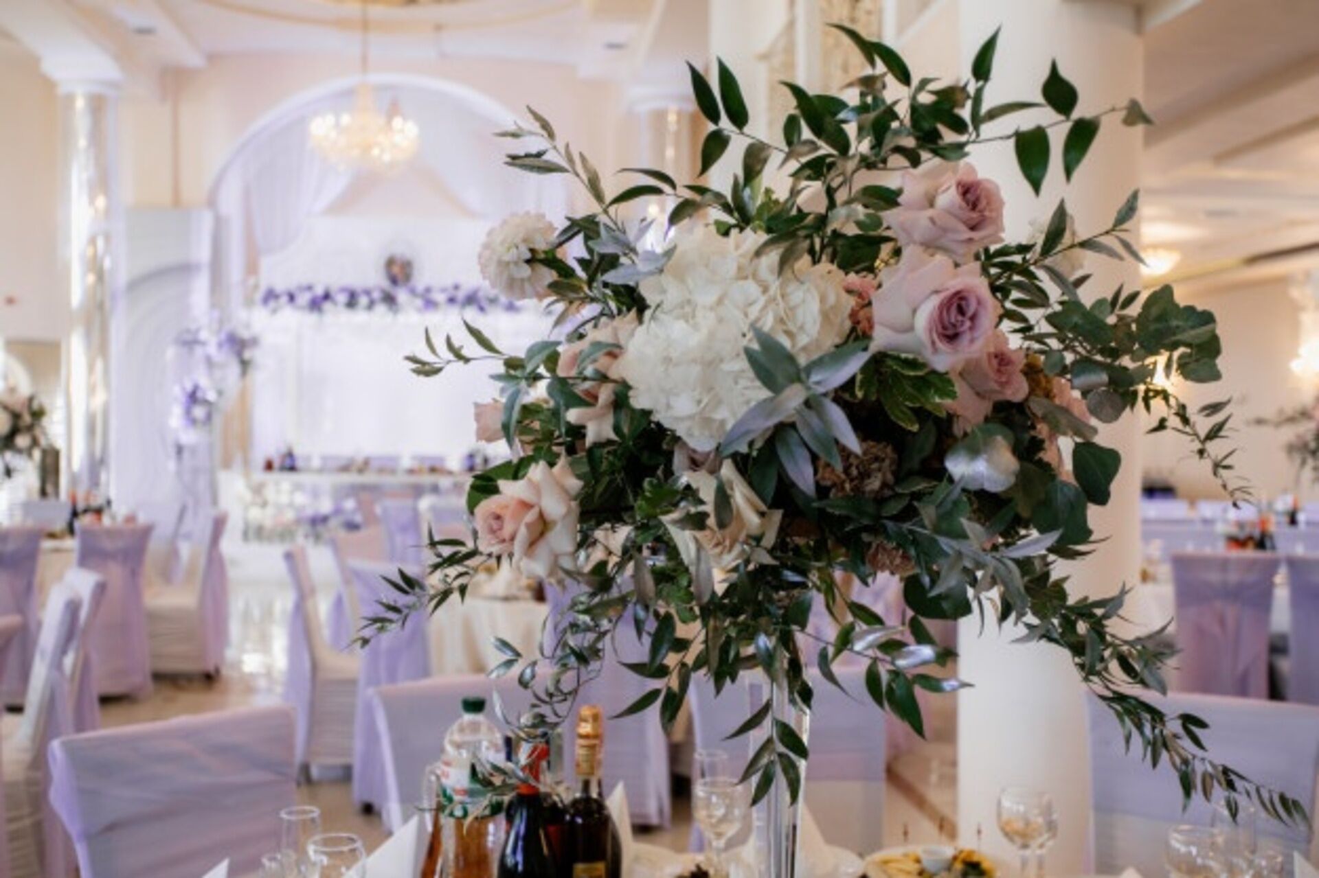 bouquet-with-flowers-and-greenery-decorated-stand-on-the-feast-table_8353-11471